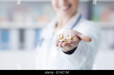 Ärztin, halten ein paar Pillen in ihrer Hand, medizinische Behandlung und Pharma-Konzept Stockfoto