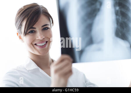 Ärztin, die Untersuchung des Patienten Röntgen der Lunge und Brustkorb, Radiologie und medizinische Konzept Stockfoto