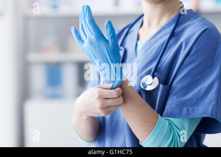 Ärztin mit schützenden Handschuhen, Hände hautnah Stockfoto