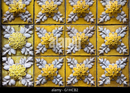 Traditionelle dekorative Fliesen auf der Fassade des alten Haus, Porto, Portugal Stockfoto