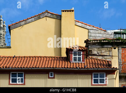 Fragmente der alten Fassade mit roten Dächern in Porto, Portugal Stockfoto