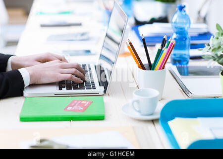 Geschäftsfrau im Büro arbeiten und die Typisierung mit einem Laptop, Hände schließen sich Stockfoto