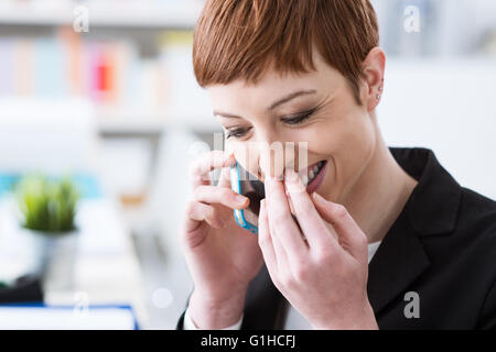 Lächeln zuversichtlich Geschäftsfrau auf dem Handy, ruft sie mit einem Smartphone Stockfoto