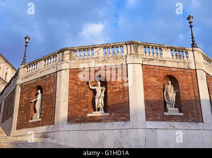 Wand mit antiken Statuen auf dem Quirinalspalast (Palazzo del Quirinale) auf dem Quirinal Hügel, Rom, Italien Stockfoto