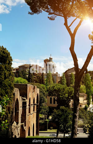 Antiken Basilika Santi Giovanni e Paolo befindet sich auf dem Hügel Caelius, Ansicht von Roman Forum, Roma, Italien Stockfoto