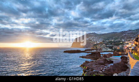 Sonnenuntergang über Cabo Girao Klippe gesehen von Camara de Lobos, Madeira, Portugal Stockfoto