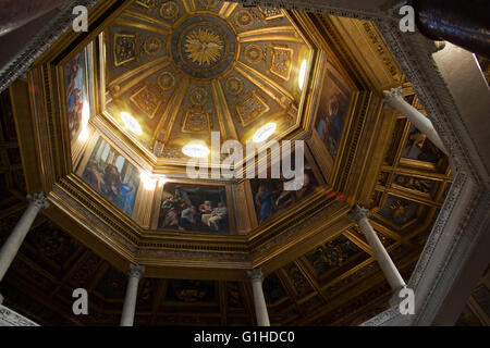 Bemalte Decke in der Loggia delle Benedizioni, auf die päpstliche Archbasilica St. Johannes im Lateran, Rom Stockfoto