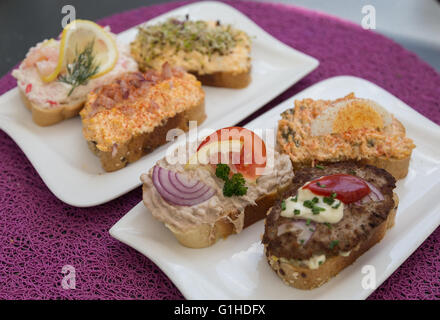 Auswahl von belegte Brötchen in Österreich. Beläge wie Thunfisch, können Fisch, Hackfleisch und Ei gesehen werden. Stockfoto