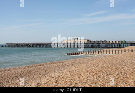 Hastings Strand und neue Pier, East Sussex, UK Stockfoto