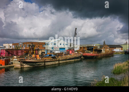 Pflichtverletzung, einschließlich Rost Eisen Flussschiffen und Maschinen auf dem River Hull an einem hellen sonnigen Morgen im Frühling. Stockfoto