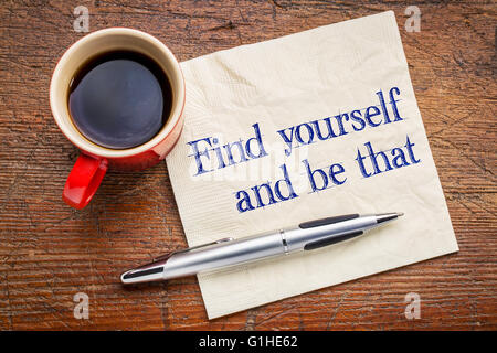 Finden Sie sich und werden Sie diese - selbst-Entdeckung-Konzept - Handschrift auf einer Serviette mit Tasse Kaffee Stockfoto