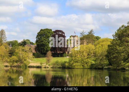 Newstead Abbey, mit dem Garten See im Vordergrund. Stockfoto