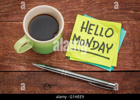 Hallo Montag fröhlich Handschrift auf Zettel mit Tasse Kaffee Stockfoto