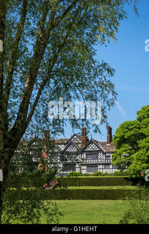 Bramall Hall in der Nähe von Stockport, umgeben von einem schönen Park. Eine Weide im Vordergrund. Stockfoto