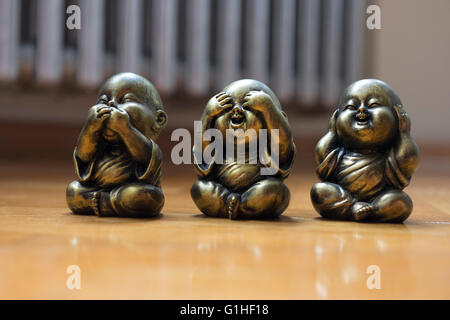Drei weisen sehen hören sprechen No Evil Buddhastatue auf dem Boden Stockfoto