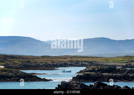 Hummer-Fischer im Boot in Rosbeg, County Donegal, Irland Stockfoto