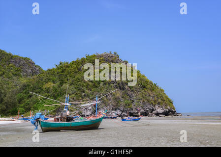 Angelboote/Fischerboote an der Golf von Laem Sala Strand Prachuap Khiri Khan Provinz in Thailand. Stockfoto