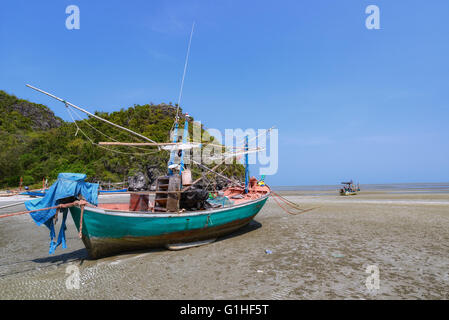 Angelboote/Fischerboote an der Golf von Laem Sala Strand Prachuap Khiri Khan Provinz in Thailand. Stockfoto