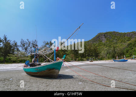 Angelboote/Fischerboote an der Golf von Laem Sala Strand Prachuap Khiri Khan Provinz in Thailand. Stockfoto