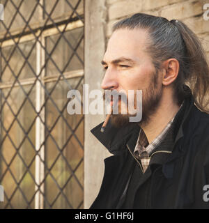 Bärtiger Mann Rauchen Zigarre, im freien Platz Portrait mit selektiven Fokus Stockfoto