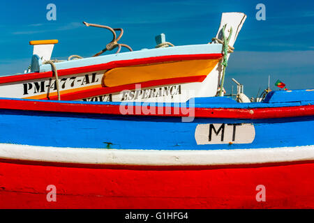 Zwei Fischerboote am Fischerstrand, Armacao de Pera, Portugal Stockfoto