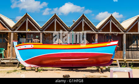 Fischerboot am Fischerstrand, Armacao de Pera, Portugal Stockfoto