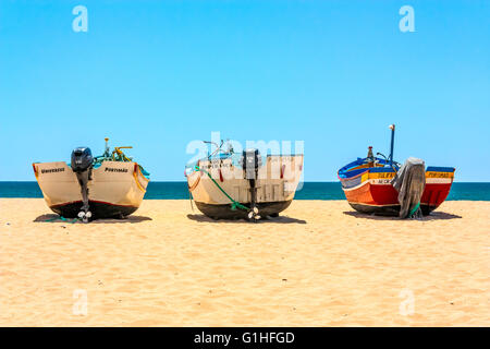 Drei Fischerboote am Fischerstrand, Armacao de Pera, Portugal Stockfoto