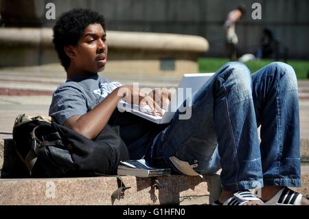 New York City: Student mit seinem Laptop sitzt auf den Stufen vor der Bibliothek der Columbia Universität Stockfoto