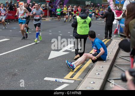 Ein Marathon-Läufer leidet Krampf Stockfoto