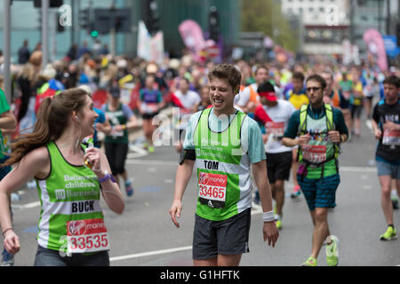Lustige Läufer beim London-Marathon Stockfoto