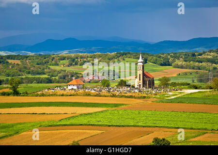 Kirche und Friedhof an der malerischen Landschaft, Region von Prigorje, Kroatien Stockfoto