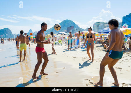 RIO DE JANEIRO - 27. Februar 2016: Junge Brasilianer spielen Sie eine Partie Altinho Strandfußball keepy uppy kreisförmig an der Copacabana. Stockfoto