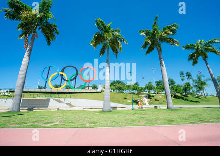RIO DE JANEIRO - 18. März 2016: Olympische Ringe stehen unter Palmen im Parque Madureira Park, in der Zona Norte Vororte. Stockfoto