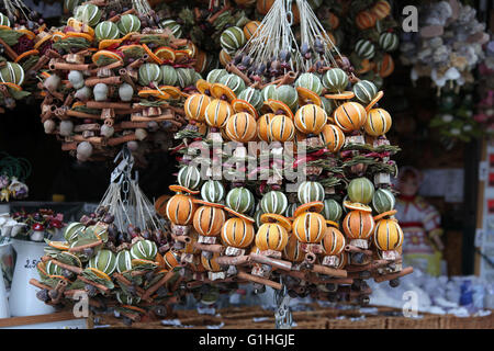 Weihnachtsschmuck hergestellt mit Obst und natürliche Materialien auf einem Markt in Bratislava Stockfoto