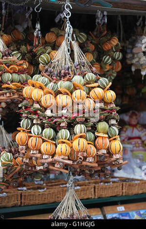 Weihnachtsschmuck hergestellt mit Obst und natürliche Materialien auf einem Markt in Bratislava Stockfoto