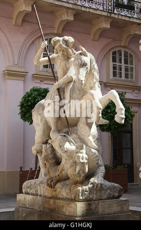 Skulptur des Hl. Georg tötet den Drachen im Palazzo Primaten in Bratislava Stockfoto