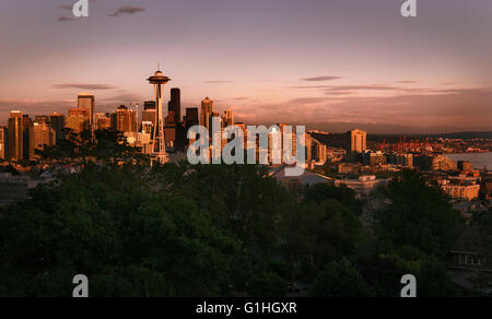 Downtown Seattle Skyline, einschließlich der Space Needle, Washington, USA, 2015. (Adrien Veczan) Stockfoto