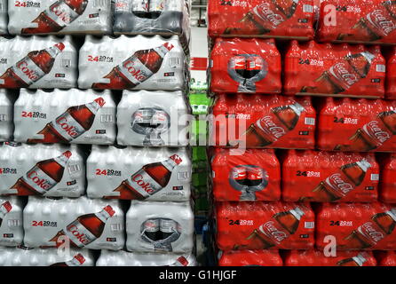 Eine Flasche Sprite spähen durch hinter Fälle von Coca Cola im Businesscenter Costco, Hackensack, New Jersey, USA Stockfoto