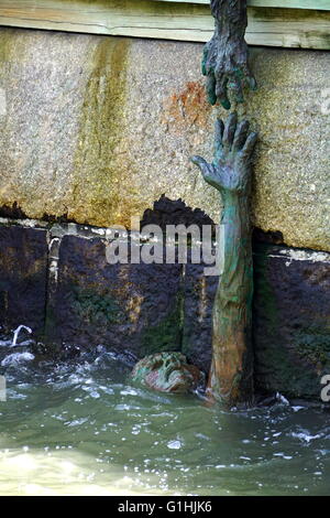 Amerikanische Händler Mariners Memorial (Rettung ein Ertrinkenden) Bronze Skulpturen von Marisol Escobar, Battery Park, New York City Stockfoto