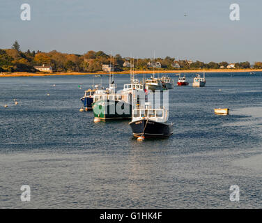 Leuchtend bunte Holzboote Cabin Cruiser in Chatham Harbor, Chatham, Cape Cod, Massachusetts, Oktober 2015. Stockfoto