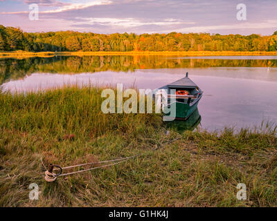 Salt Pond, Eastham MA Cape Cod, Massachusetts, USA Einzelhaft Holzboot vor Anker fallen Farbe Herbst Farben Reflexionen im Wasser friedliche Szene Stockfoto