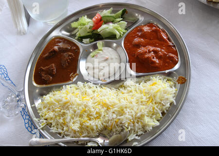 Thali Mittagessen auf einem Edelstahl-Tablett Stockfoto