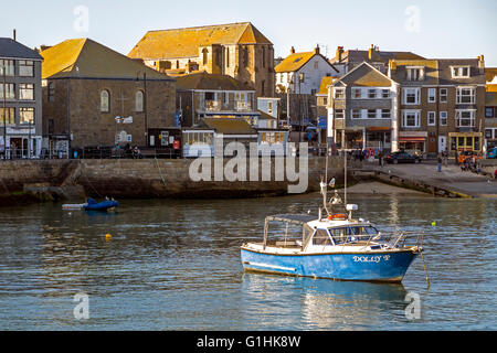 Blaues Boot in St Ives Harbour, Cornwall in der Nähe von sunset Stockfoto