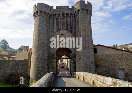 Historische St Jacques Brücke und befestigte Tor über den Fluss Thouet in Parthenay, deux-sevres, Frankreich Stockfoto