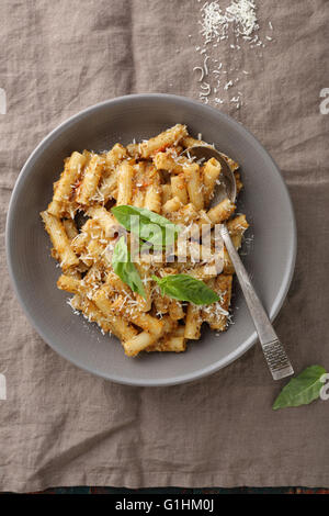 italienische Pasta mit Gemüse-Pesto Essen oben Stockfoto