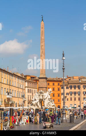 Rom, Italien.  Piazza Navona.   Der Obelisk des Domitian erhebt sich über die Fontana dei Quattro Fiumi oder Brunnen der vier Flüsse Stockfoto