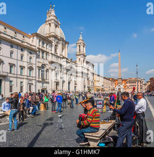 Rom, Italien.  Piazza Navona.   Eine Gruppe von Straßenmusikern ply ihres Handels vor der Kirche von Sant'Agnese in Agone. Stockfoto