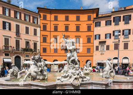 Rom, Italien.  Piazza Navona. Die Fontana del Nettuno oder Neptunbrunnen, am nördlichen Ende des Platzes. Stockfoto