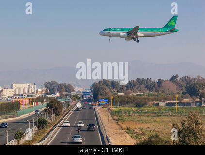 Aer Lingus Airbus A320 in der N348 Autobahn herüber, landen am Flughafen Malaga-Costa del Sol Malaga, Provinz Malaga, Costa Stockfoto