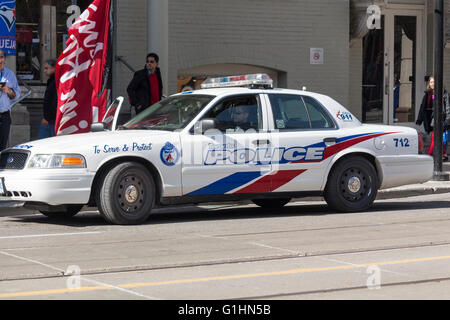 Toronto Polizei-Kreuzer parkten außerhalb Tim Hortons Café in der Innenstadt von Toronto, Ontario Kanada Stockfoto